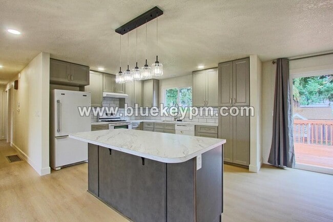 Building Photo - Newly Remodeled 5 Bed, 2 Bath Home with RV/Boat Parking in Oregon City