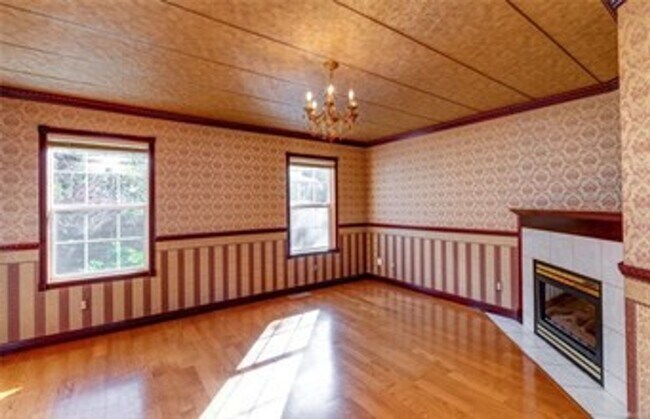 Building Photo - PRELEASING: 4 bdrm/1.5 bath house near WWU Park-N-Ride