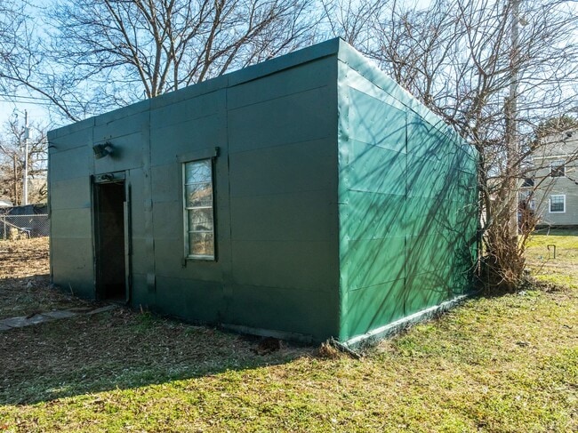 Building Photo - Freshly Updated House