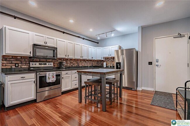 Building Photo - 11 W 2nd St