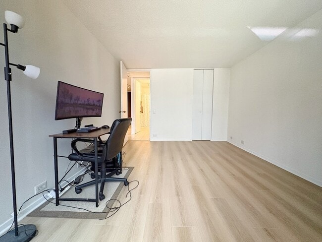 Building Photo - 360 E Randolph St