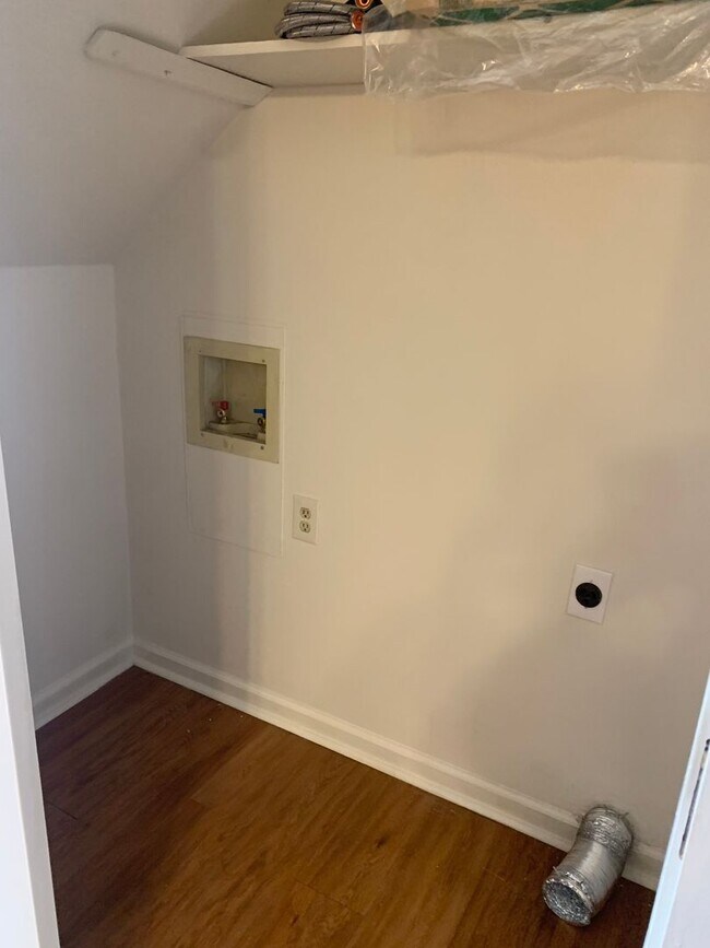 Building Photo - 6901g