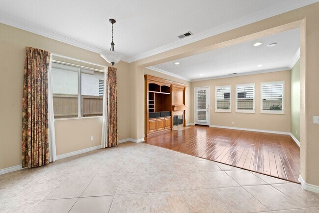 Building Photo - Beautiful & Spacious Single Level Eastlake...