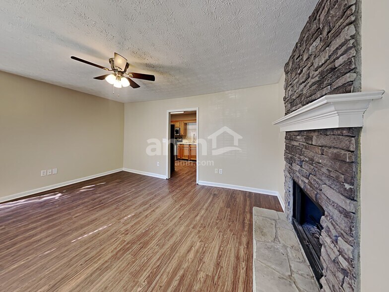 Building Photo - 322 Hillcrest Ln