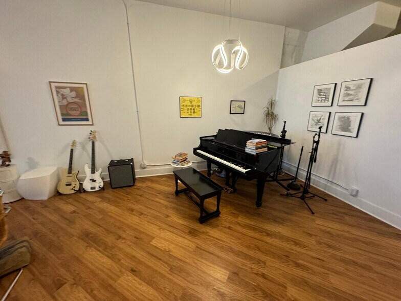 Building Photo - 738 N Clark St