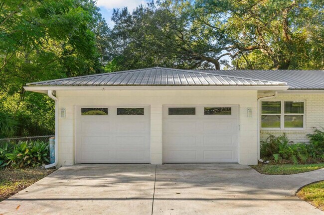 Building Photo - 2821 NW 4th Ln