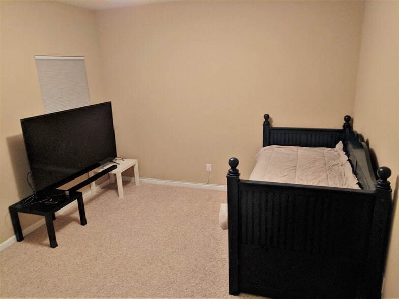 1st Floor bedroom - 9792 Wlakers Glen DR NW