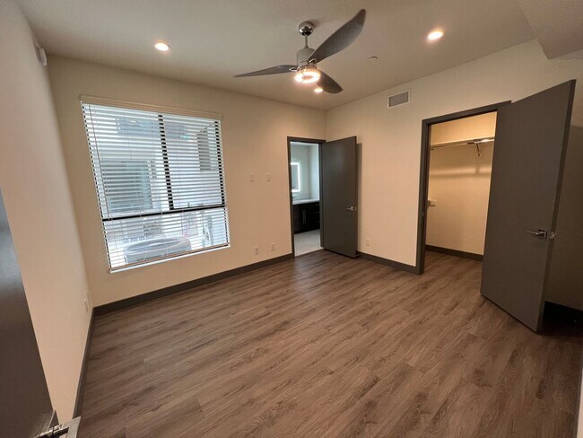 Building Photo - NEW SMART*4BD*4BA*TOWNHOME/ROOF DECK*CENTRAL AIR/HEAT*STAINLESS STEEL APPLIANCES*WASHER/DRYER IN ...