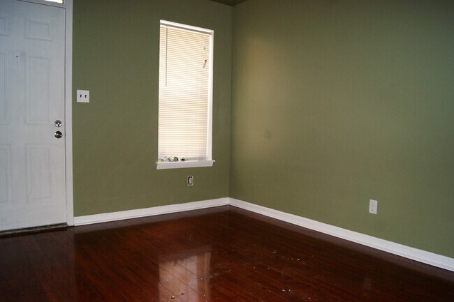 Building Photo - Charming 3 Bedroom/ 1 Bathroom Townhome in East Baltimore, MD!