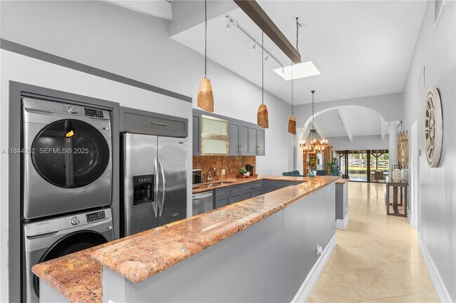 Building Photo - 2665 Parkview Dr S