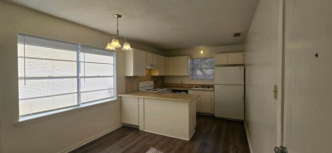 Building Photo - AVAILABLE! 2 Bedroom 2 Bath in Longview!