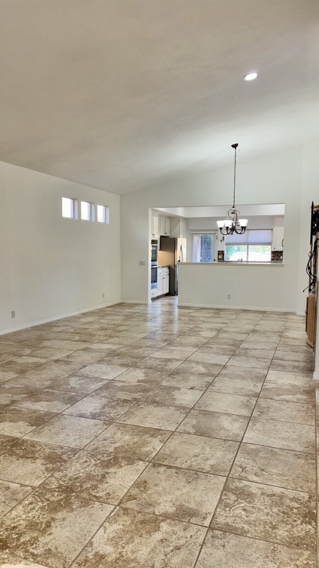 Building Photo - 3 Bedrooms and 2.5 Bathrooms Home on 7th Tee!