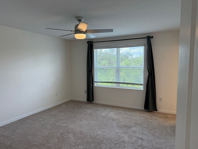 Building Photo - 3 Bedroom 2.5 Bath Townhouse W/1 Car garag...