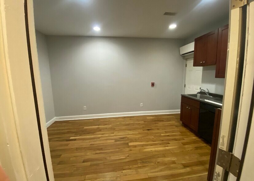 Building Photo - 1607 W Diamond St