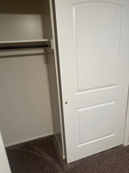 Building Photo - 705 Custer Ave