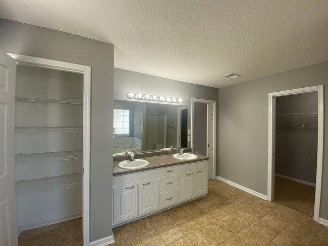 Building Photo - 221 Stirling Bridge Dr
