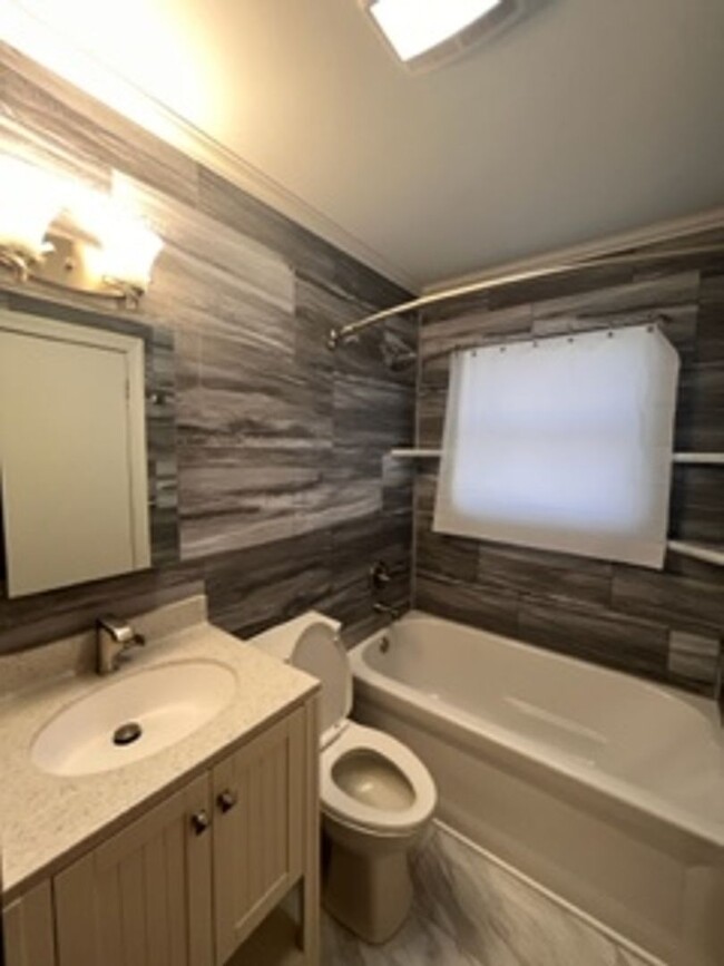Building Photo - Single Family 2 bedroom 2 bath in LeClaire
