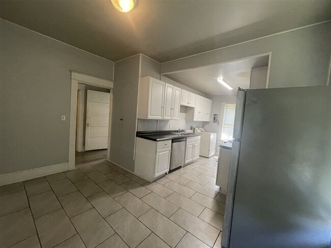 Building Photo - 2 br 1 bath duplex unit for lease | Shreve...