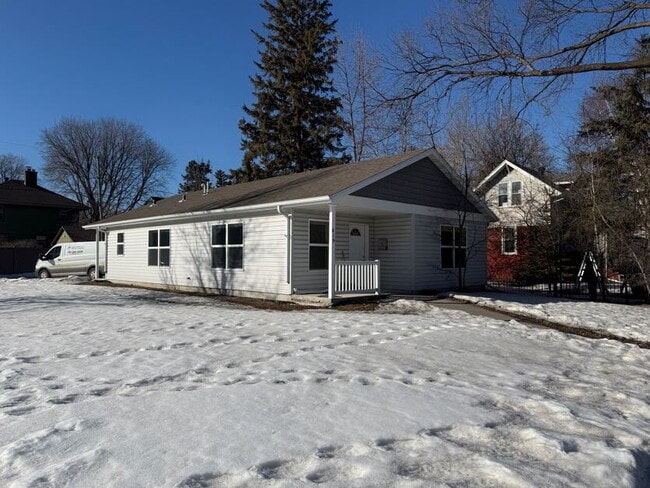 Building Photo - 819 5th St S