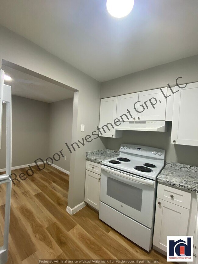 Building Photo - Upstairs 2/1 - Small Quiet Apartment Commu...