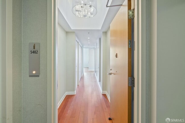 Building Photo - 425 1st St