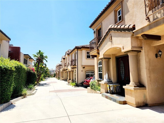 Building Photo - 1016 W Huntington Dr