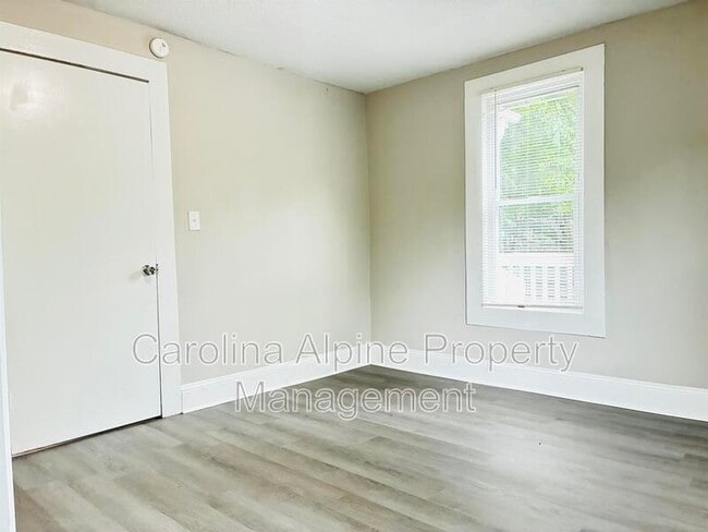 Building Photo - 514 S Maple St