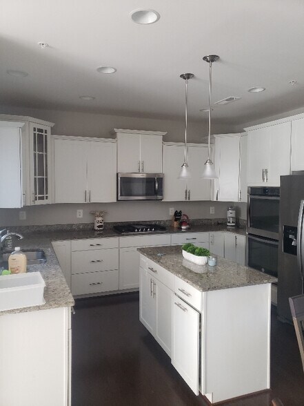 Building Photo - 7592 Holly Ridge Dr