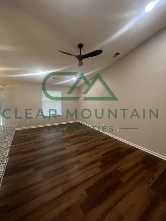 Building Photo - MOVE-IN SPECIAL! 1 MONTH FREE - Modern Upd...