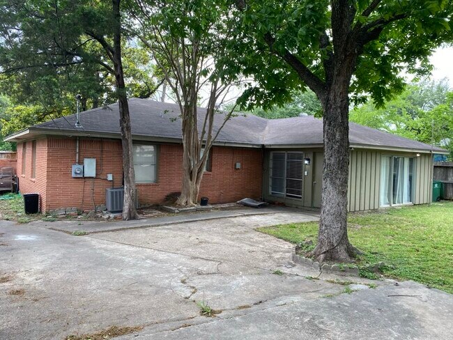 Building Photo - 8410 Sonneville Dr