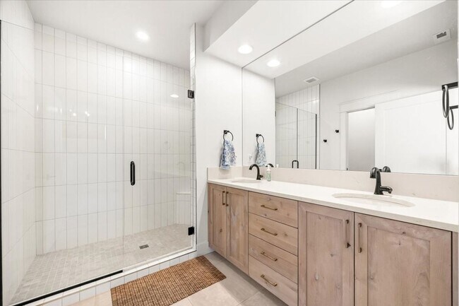 Building Photo - Amazing Neighborhood 2 Bed 2 Bath Plus Office
