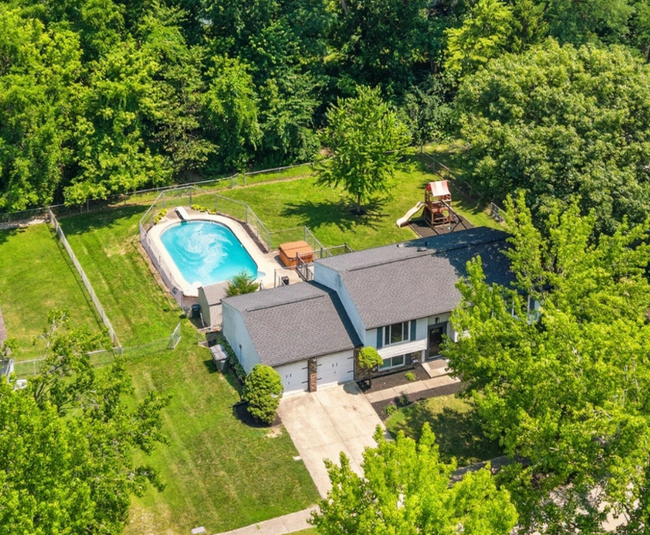 Building Photo - 9505 Thornwood Dr