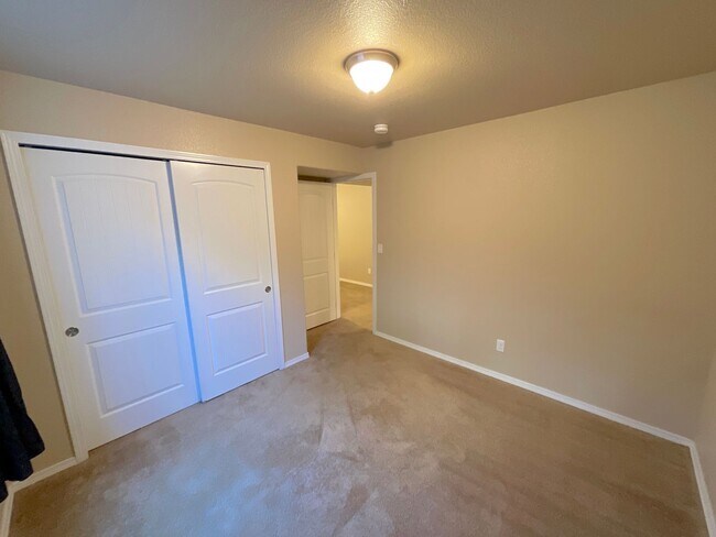 Building Photo - 4 Bedroom Home Available Near Voyager Pkwy...