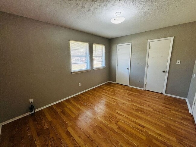Building Photo - 130 E Woodcrest Dr