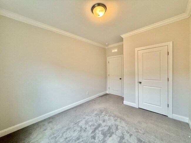 Building Photo - Gorgeous 5BD, 3BA Raleigh Home with Tons of Modern Upgrades in an HOA Community with Premier Amen...