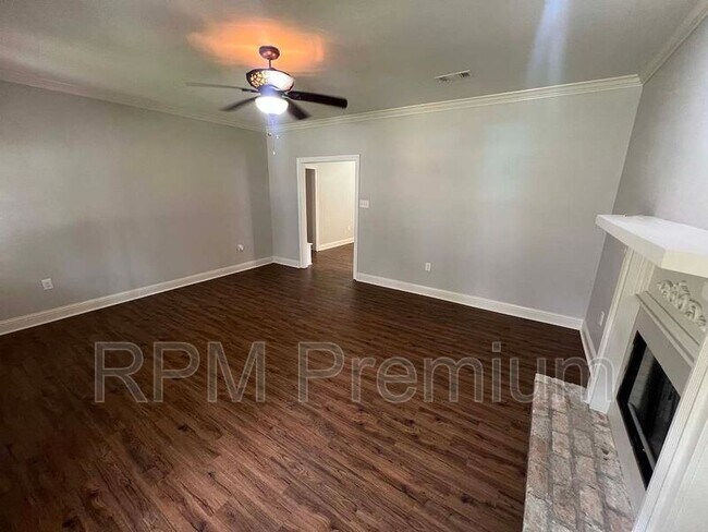 Building Photo - 13235 Country Park Ave