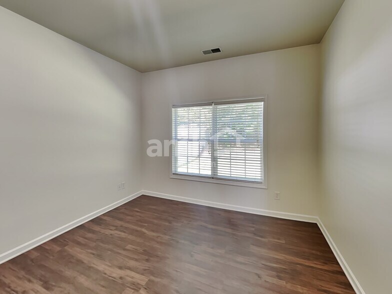 Building Photo - 9839 Jeanette Cir