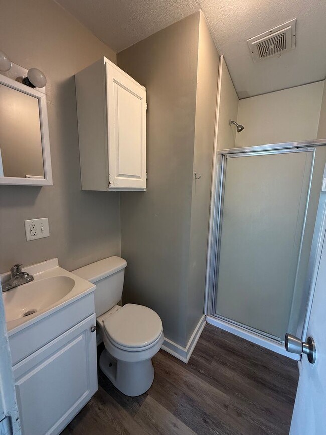 Building Photo - 904 W Main St