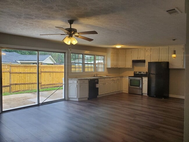 Building Photo - Spacious 4 bedroom in Berkshire West!