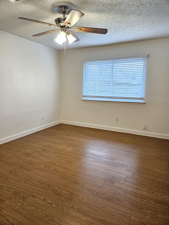 Building Photo - Charming 4-Bedroom Retreat with Cozy Fireplace in Vibrant Austin Neighborhood!