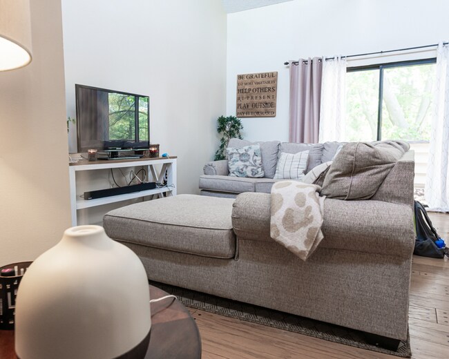 Building Photo - 10 Longstream Ct