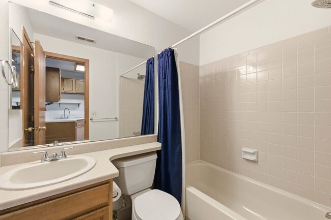 Building Photo - Open Concept Two Bed Two Bath Townhouse!