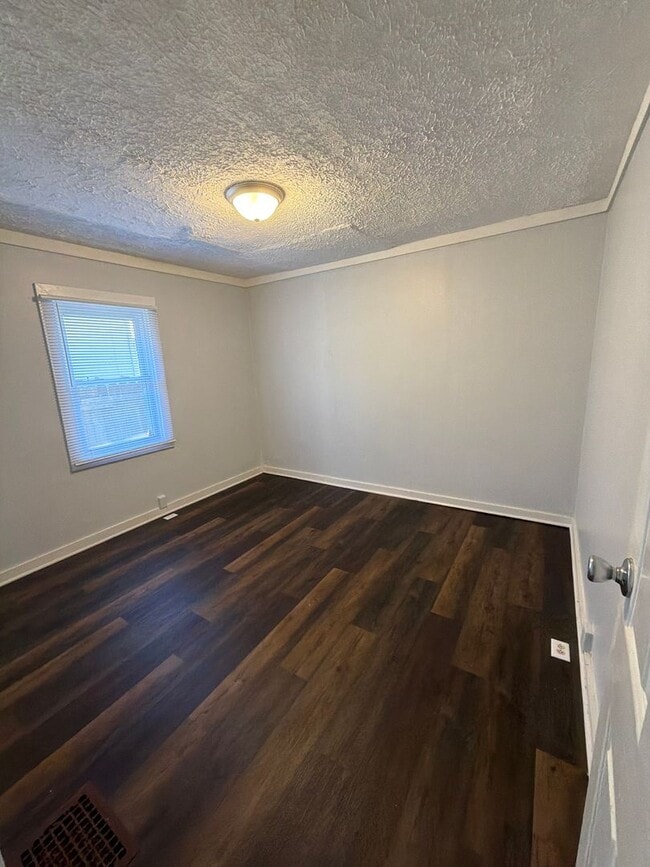 Building Photo - New Listing! 3BR/1BA home in North Brookside Park