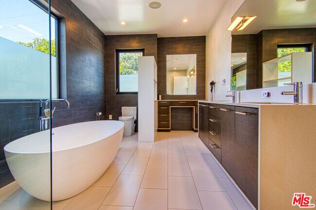 Building Photo - 2345 27th St