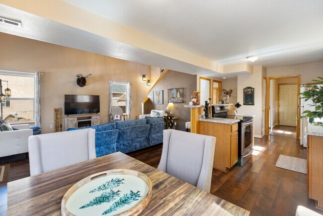 Building Photo - 3 Bed 2 Bath Fully Furnished in Woodland Park