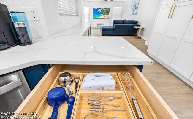 Building Photo - 6765 Angeles Rd