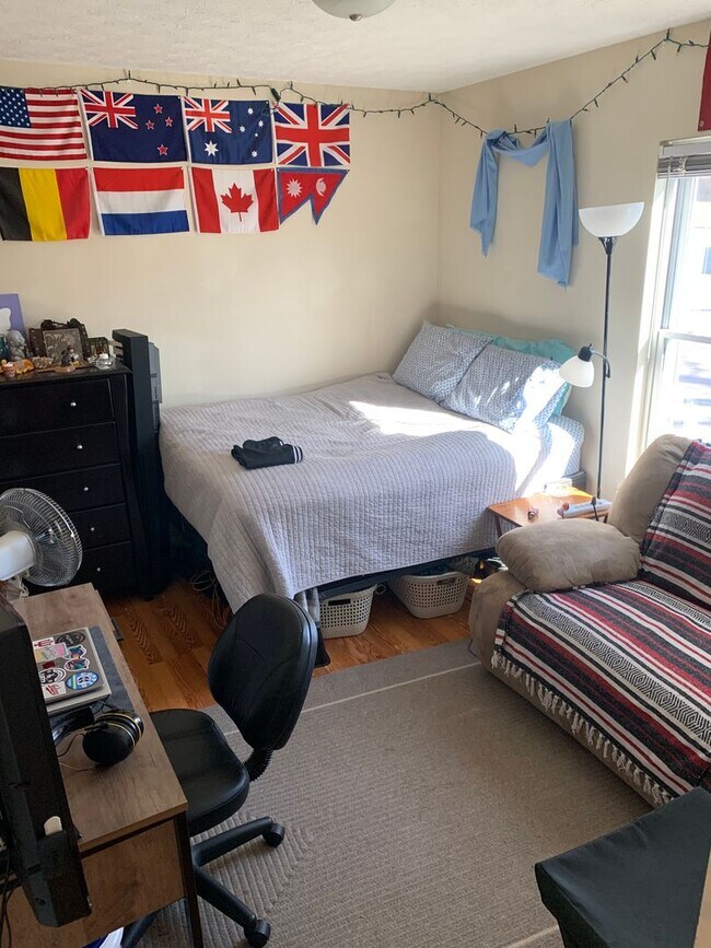 Building Photo - ***AVAILABLE AUGUST 2027*** Bedroom, 2 Bat...