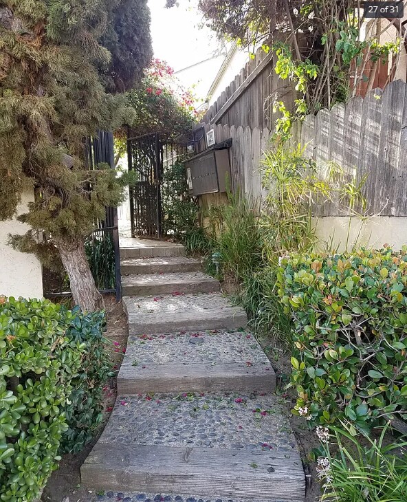 Building Photo - 2080 Hornblend St