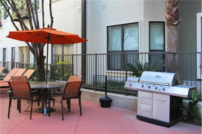 Building Photo - 400 1/2 Rio Grande St