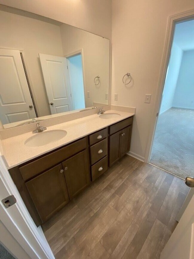 Building Photo - Brand new 3 bedroom 2.5 bath home in Leland